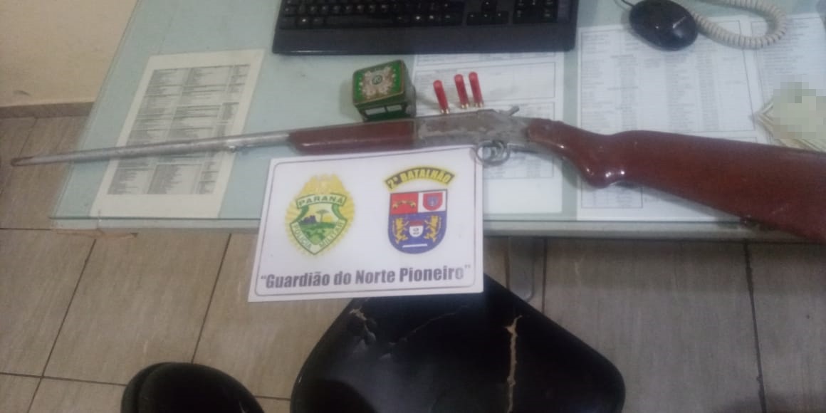 Homem é preso após ameaçar esposa com espingarda