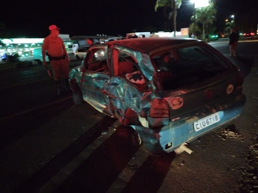 Colisão entre carro e carreta deixa dois feridos na PR-092 em Arapoti