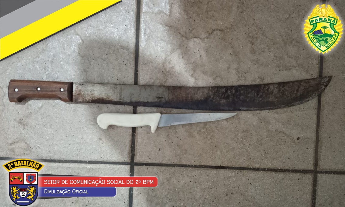 Homem é detido após ameaçar esposa de morte com faca e facão