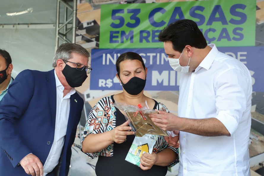 Famílias em vulnerabilidade recebem casas de graça do Estado