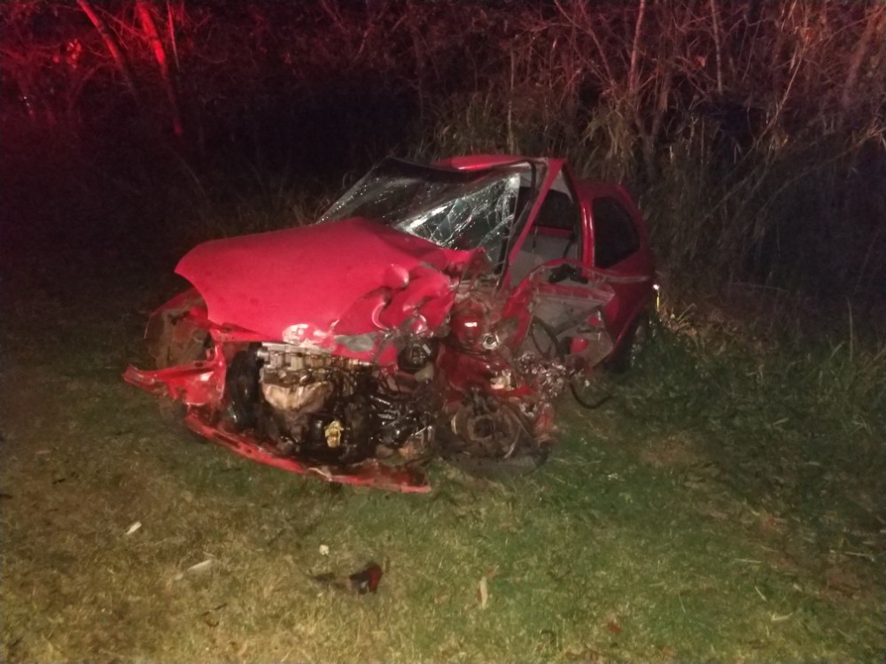 Colisão entre carro e carreta tira vida de motorista em Santo Antônio da Platina