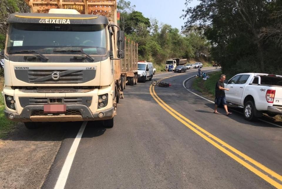 Colisão entre caminhão e moto mata mulher na “Curva do S” em Tomazina