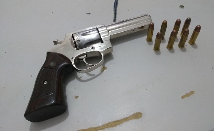 Após denúncia de disparos, adolescente de 12 anos é apreendida com revólver calibre 38