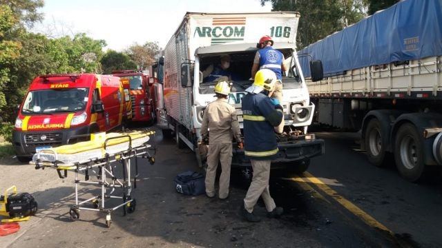 Engavetamento na PR-092 deixa caminhoneiro ferido