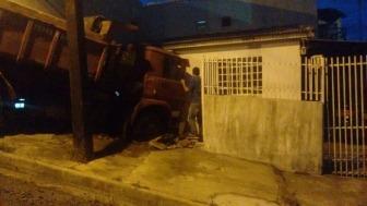 Caminhão invade residência e assusta morador
