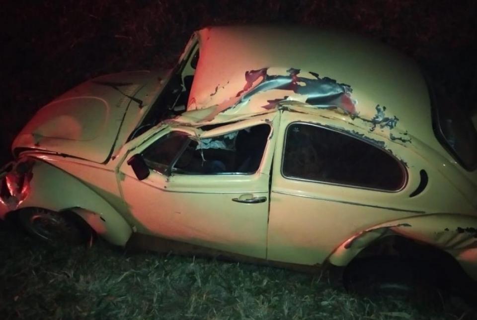 Roda se solta e acidente com fusca deixa três pessoas feridas