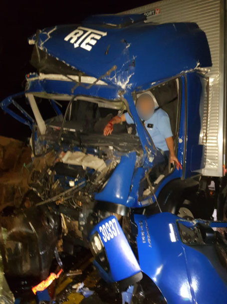 Caminhões batem de frente e motorista fica preso às ferragens na PR-092