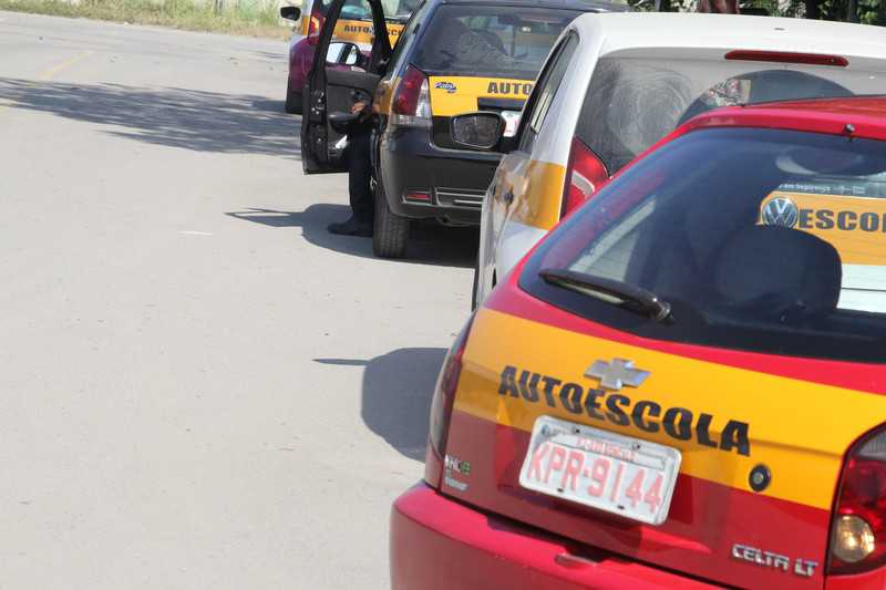 Deputado propõe fim da obrigatoriedade de aulas em autoescola para tirar a CNH