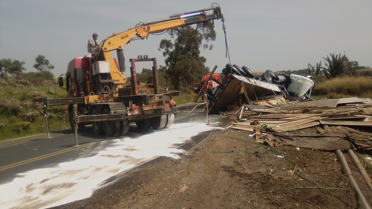 Caminhão tomba e interdita trafego na PR-092 em Arapoti