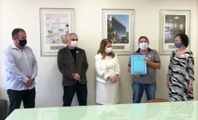 Diretoria recebe escritura do terreno do Hospital do Câncer de Londrina unidade do Norte Pioneiro