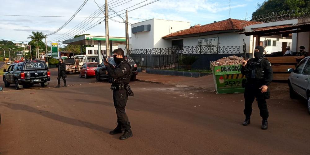 Agentes realizam operação bate grade após fuga na cadeia pública de Cambará