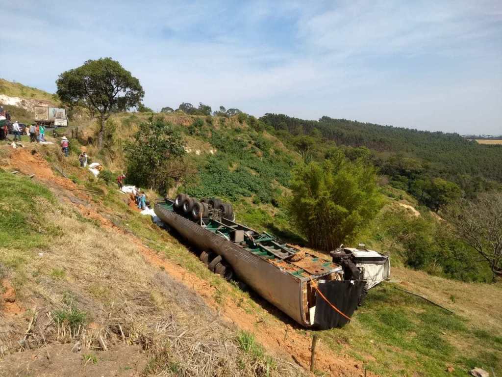 Caminhoneiro morre após tombamento na PR-092 em Wenceslau Braz