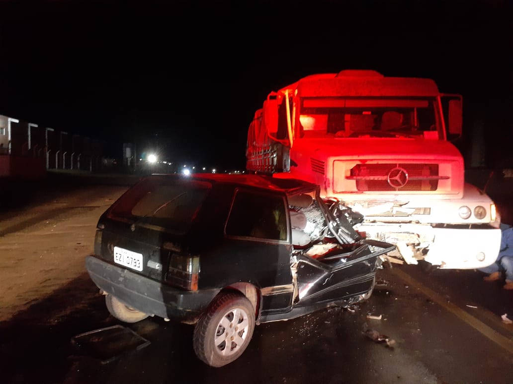 Colisão entre carro e carreta deixa motorista gravemente ferido em Wenceslau Braz