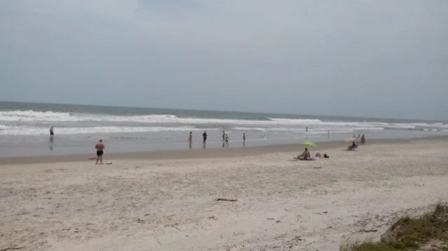 Casal flagrado fazendo sexo na praia é multado por não usar máscaras