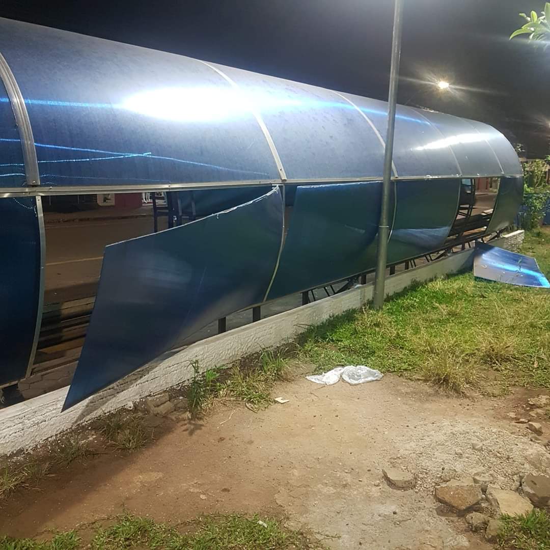 Ponto de ônibus na área Central é vandalizado em Wenceslau Braz