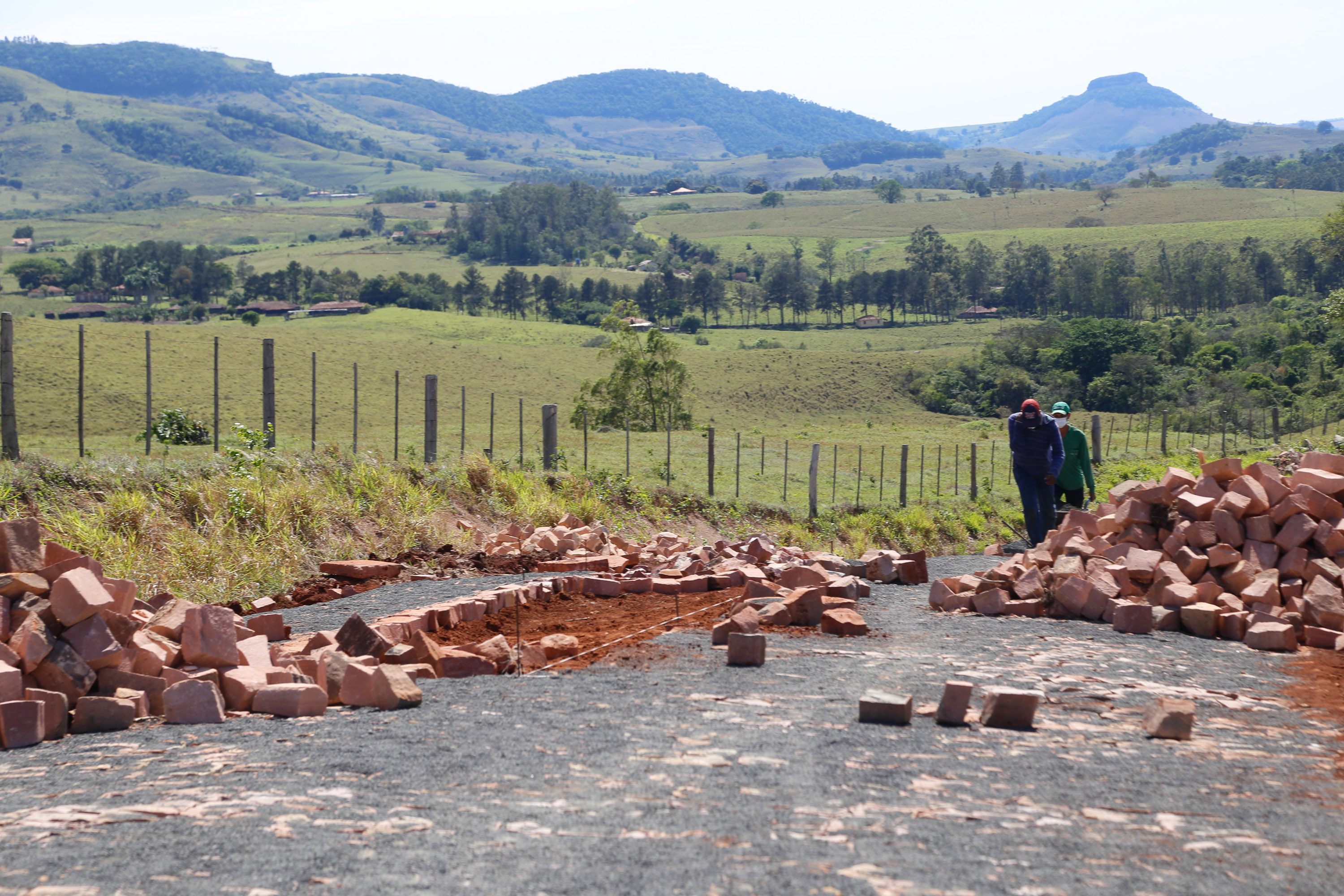 Governo investe em estradas para fomentar turismo e agronegócio em Ribeirão Claro