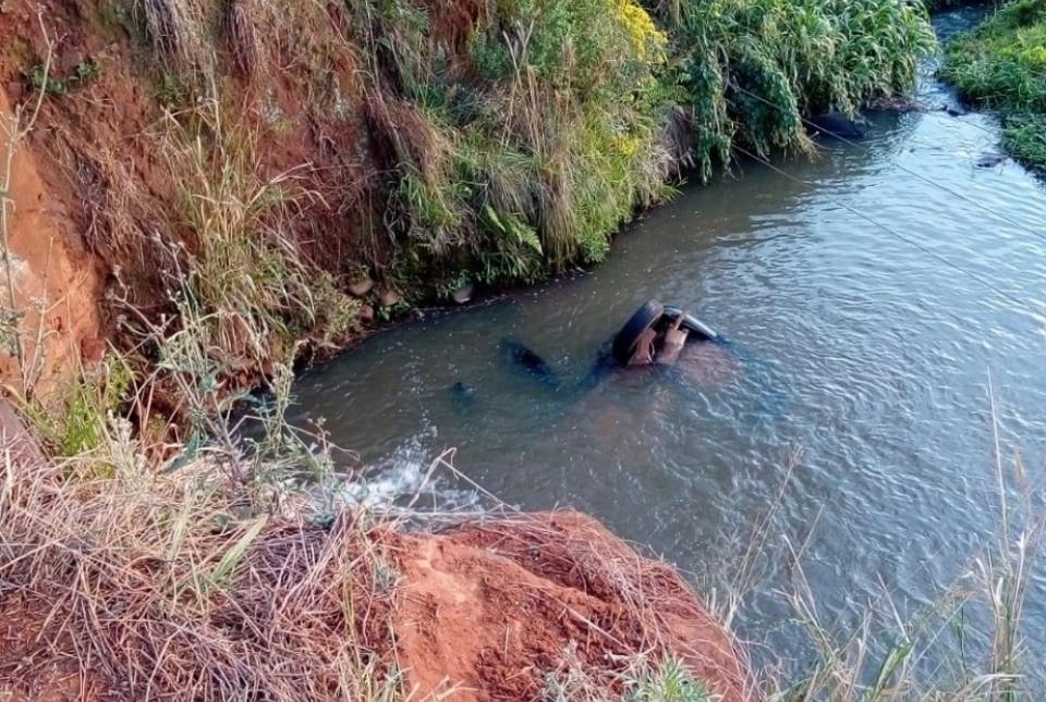 Carro cai em córrego e irmãos são encontrados mortos