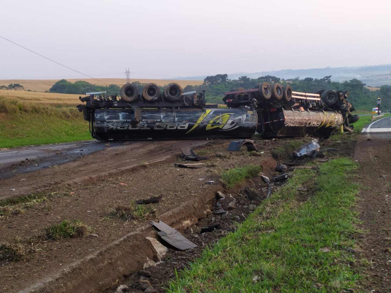 Carreta da Pro Tork tomba e rodovia é bloqueada por risco de explosão