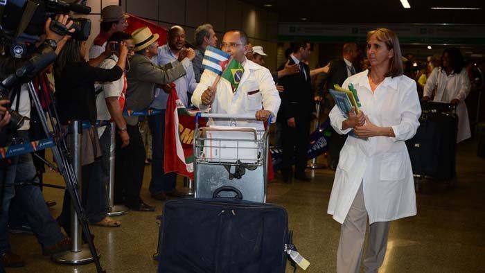 Governo estuda regularizar permanência de médicos cubanos