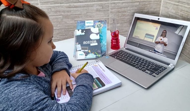Professores se reinventam para cativar alunos nas aulas remotas durante a pandemia