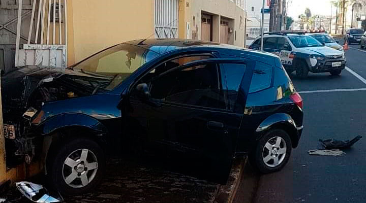 Motorista embriagado causa acidente e deixa filho de seis anos ferido