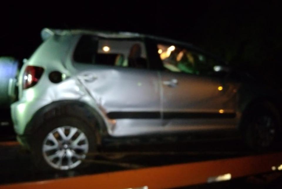 Pedestre morre e carro capota em acidente na PR-090