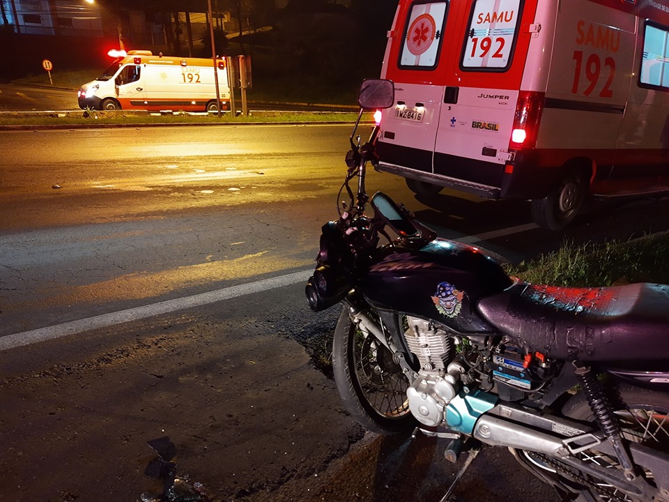 Colisão entre moto e carro deixa jovem em estado grave na PR-090