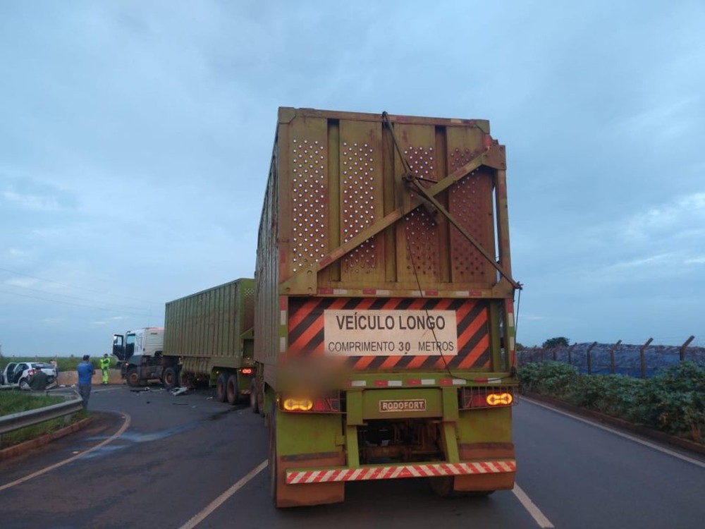 Idosa morre em acidente entre carro e caminhão