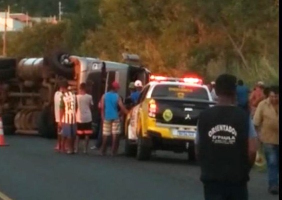 Carreta tomba e três adultos e um bebê ficam feridos em Jacarezinho