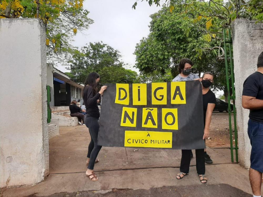 Pais reclamam que professores fazem pressão para votar contra modelo cívico-militar
