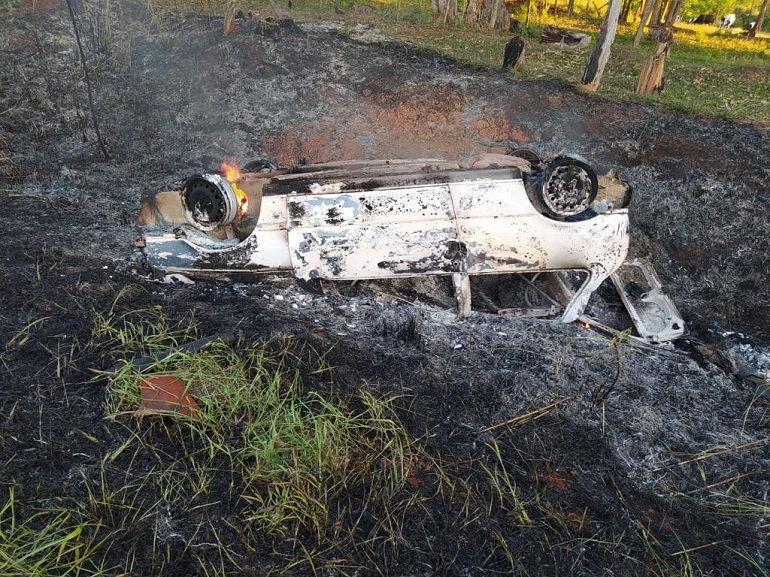 Motorista fica ferido após carro capotar e pegar fogo na PR-218