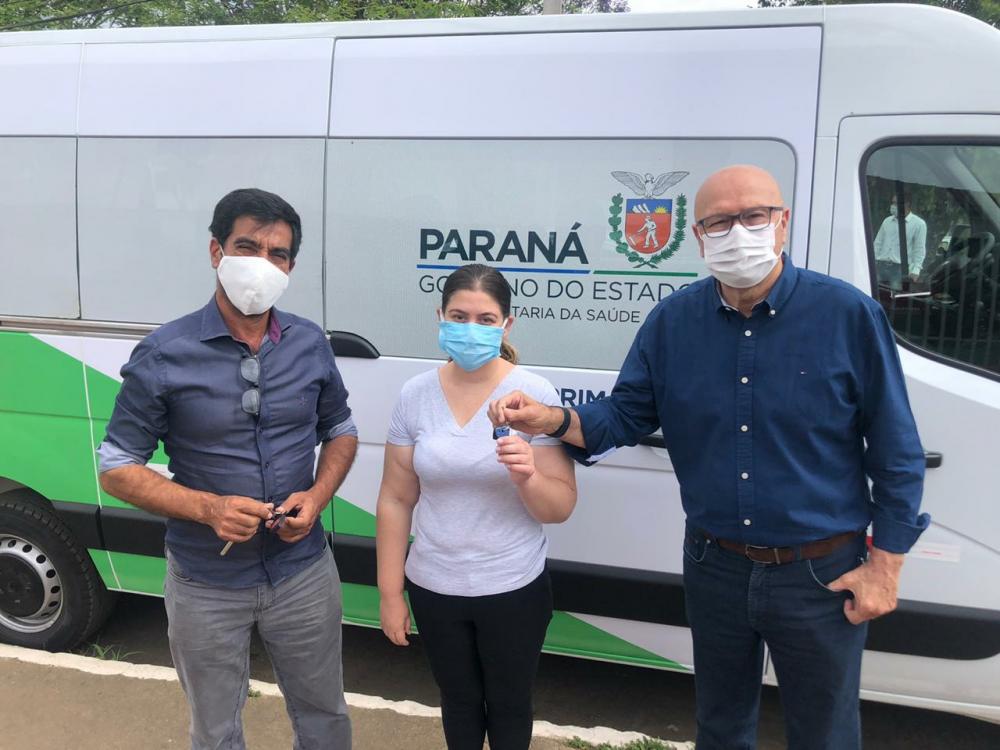 Romanelli entrega veículos a prefeitura de município da região