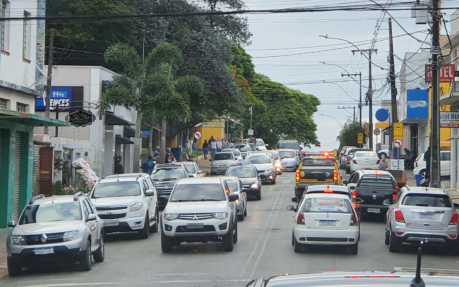 Em ato de homenagem, corpo de Zé Du é escoltado pela Polícia Rodoviária Estadual no acesso à Wenceslau Braz. VEJA O VÍDEO