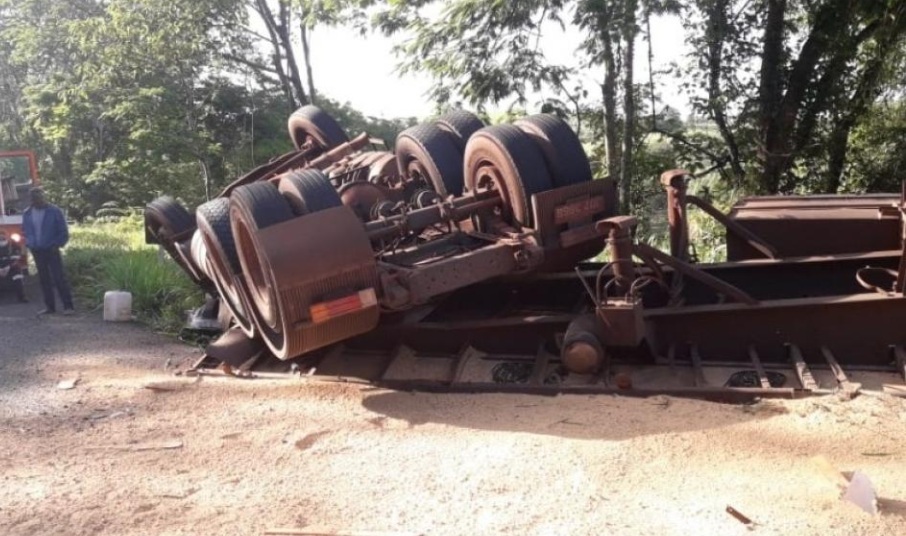 Carreta tomba e motorista sai ileso por milagre