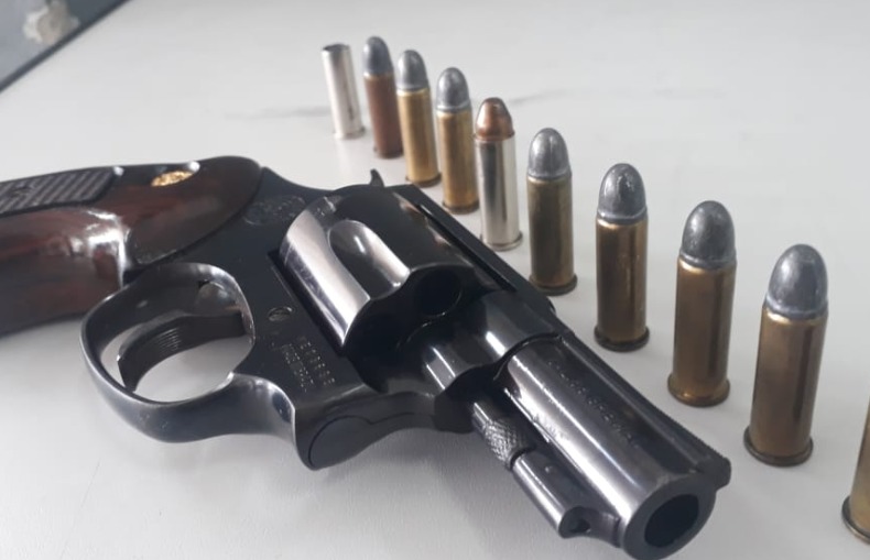 Homem vai mostrar revólver e acaba dando tiro acidental no vizinho