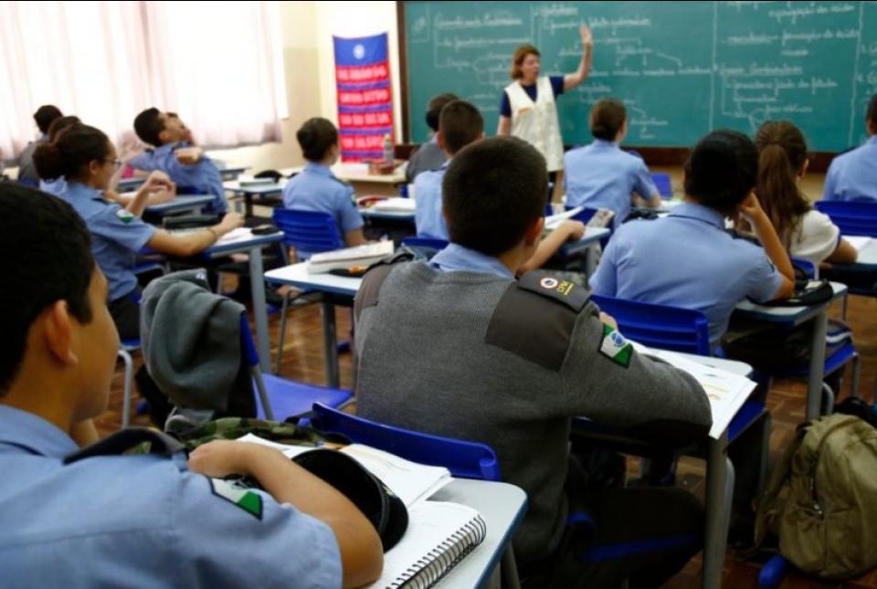 Ministério Público pede suspensão da consulta sobre escolas cívico-militares no Paraná