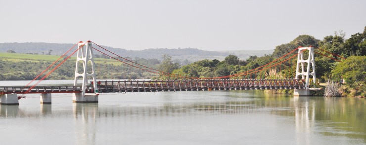 Fogo destrói ponte pênsil centenária e quase acaba com a história do turismo regional; ANTES E DEPOIS