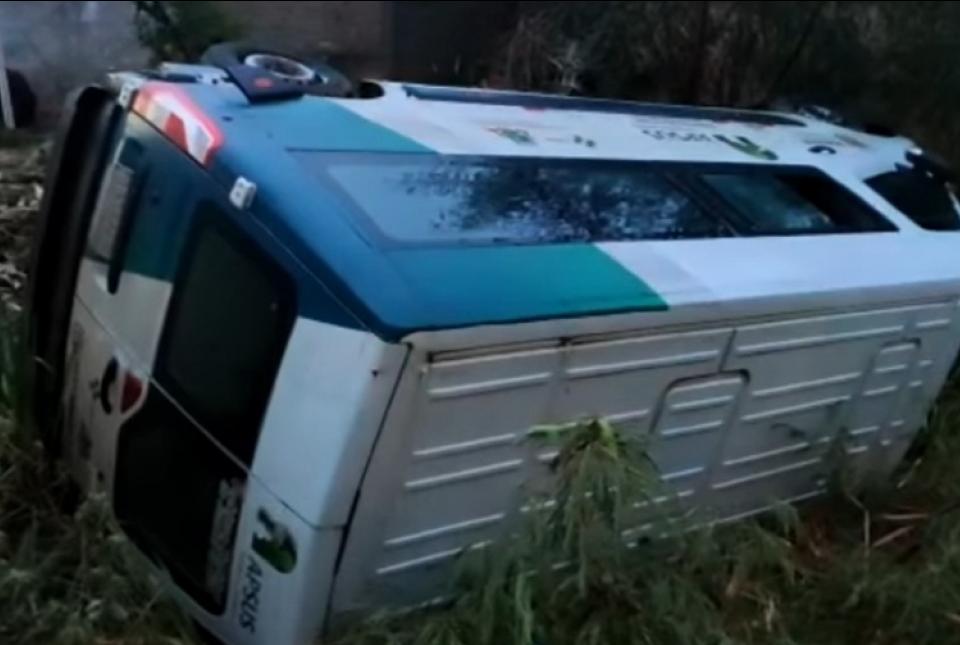Acidente com van da Saúde Jundiaí do Sul deixa 10 pessoas feridas