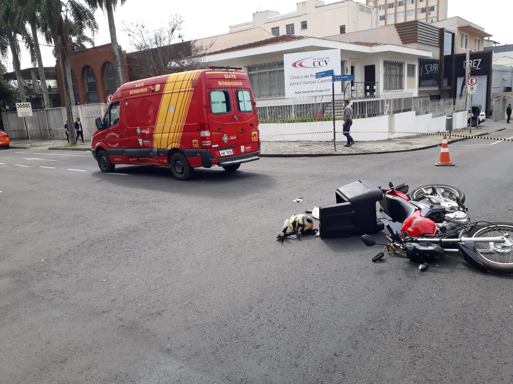 Acidente entre carro e moto deixa motociclista em estado grave