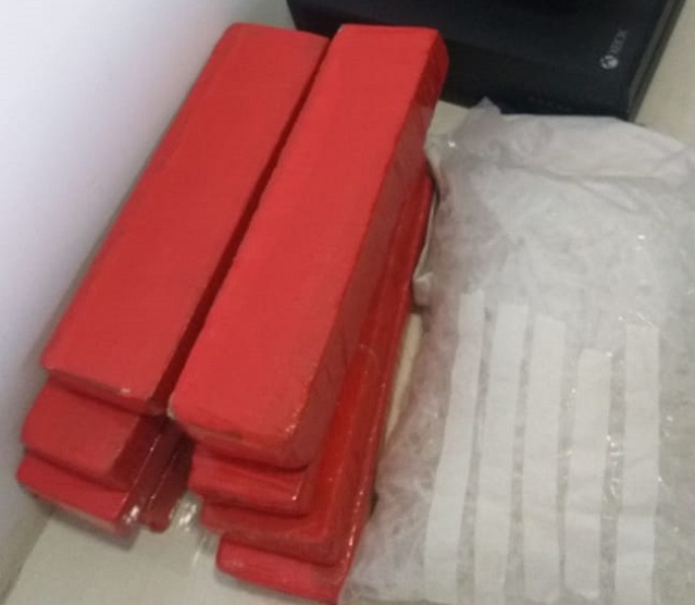 Quatro são presos com grande quantidade de drogas em Jacarezinho