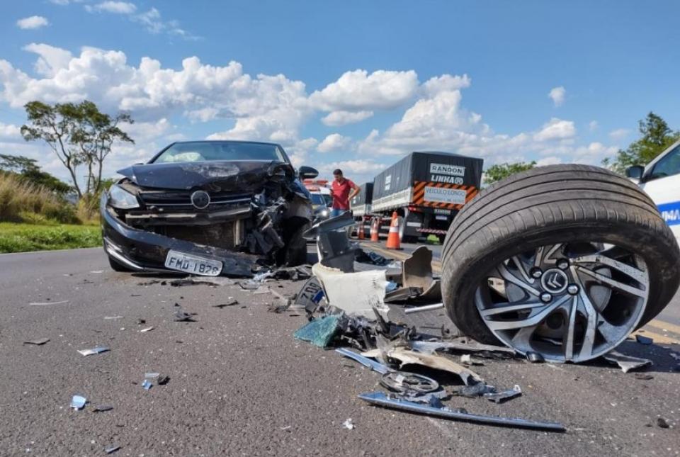 Acidente envolve três carros e um caminhão na BR-153