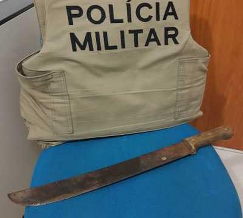 Suspeito é preso por afiar facão para picar o próprio pai