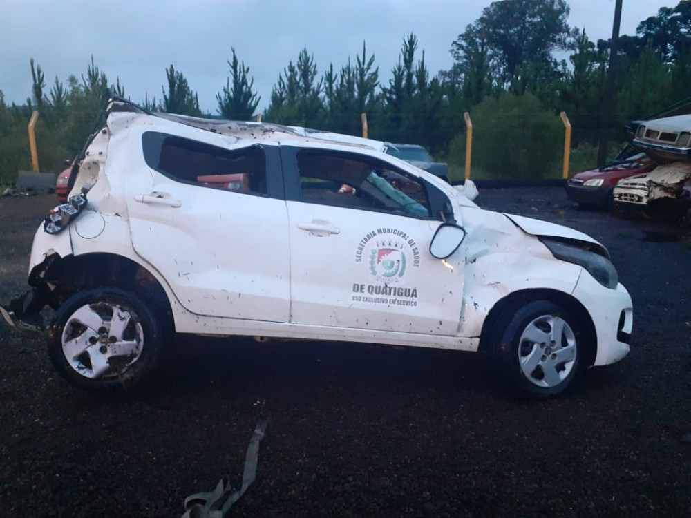 Carro da prefeitura de Quatiguá capota e deixa quatro pessoas feridas