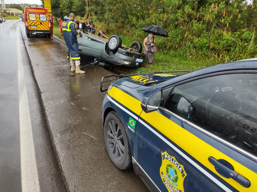 Veículo desgovernado causa acidente na BR-153