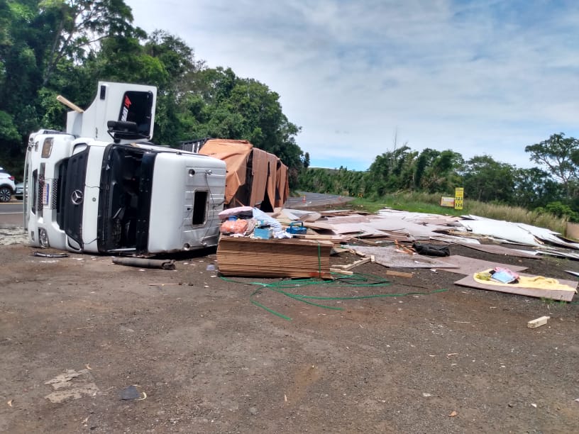 Carreta tomba e deixa dois feridos na BR-153