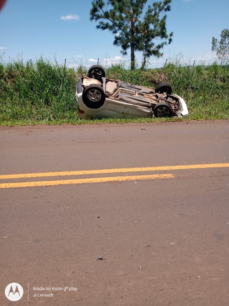 Carro cai em ribanceira e idoso passa noite preso as ferragens até ser localizado