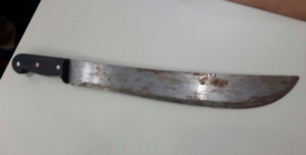 Homem é preso após agredir desafeto com um facão