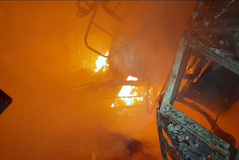 Carreta pega fogo e motorista morre carbonizado na PR-435