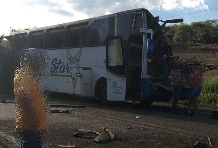 Grave acidente entre bitrem e ônibus deixa ao menos 40 mortos