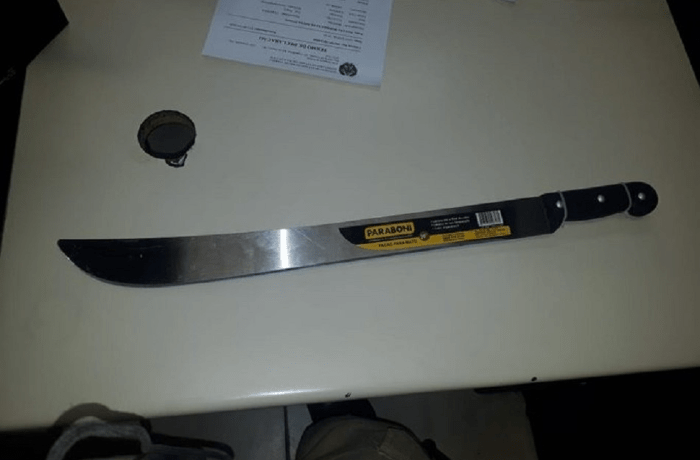 Sobrinha ameaça o tio com facão em briga por terreno em cemitério